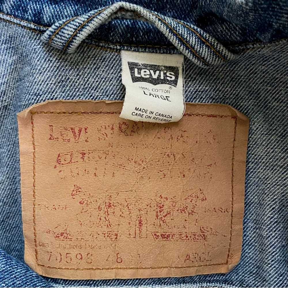 Vintage Levi’s medium-wash denim jacket. 💙 - Picture 5 of 6